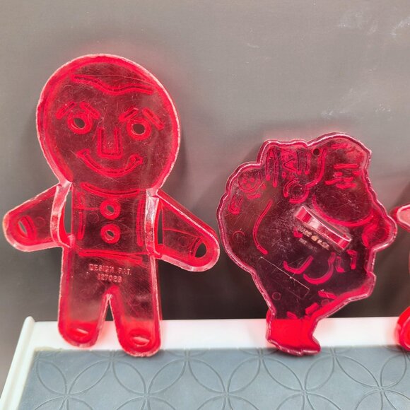 Vintage HRM Loma Red Plastic Christmas Cookie Cutter Lot Gingerbread Man Angel - Picture 3 of 7